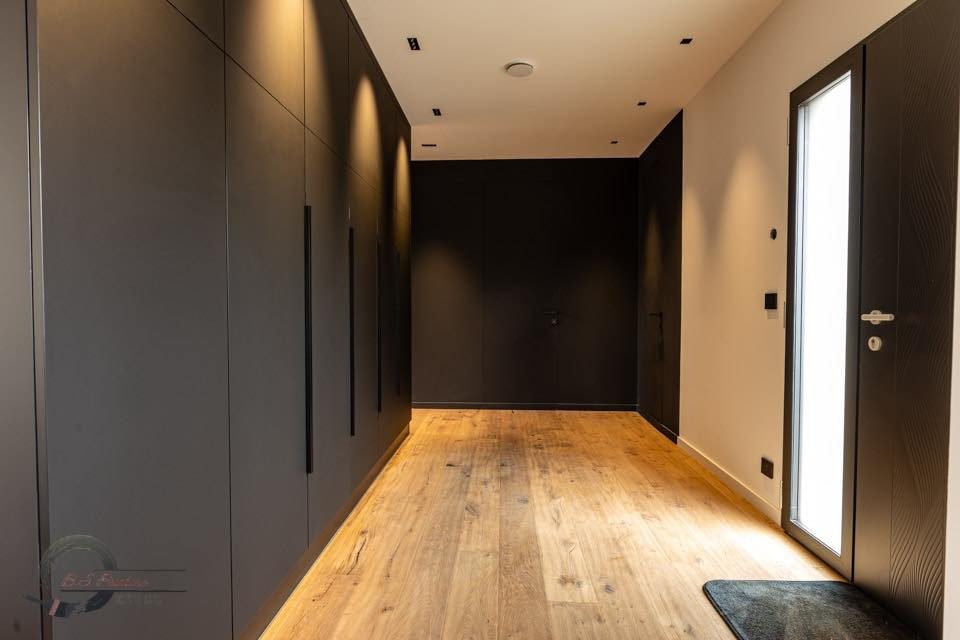 Couloir noir mat éclairé par un ruban lumineux