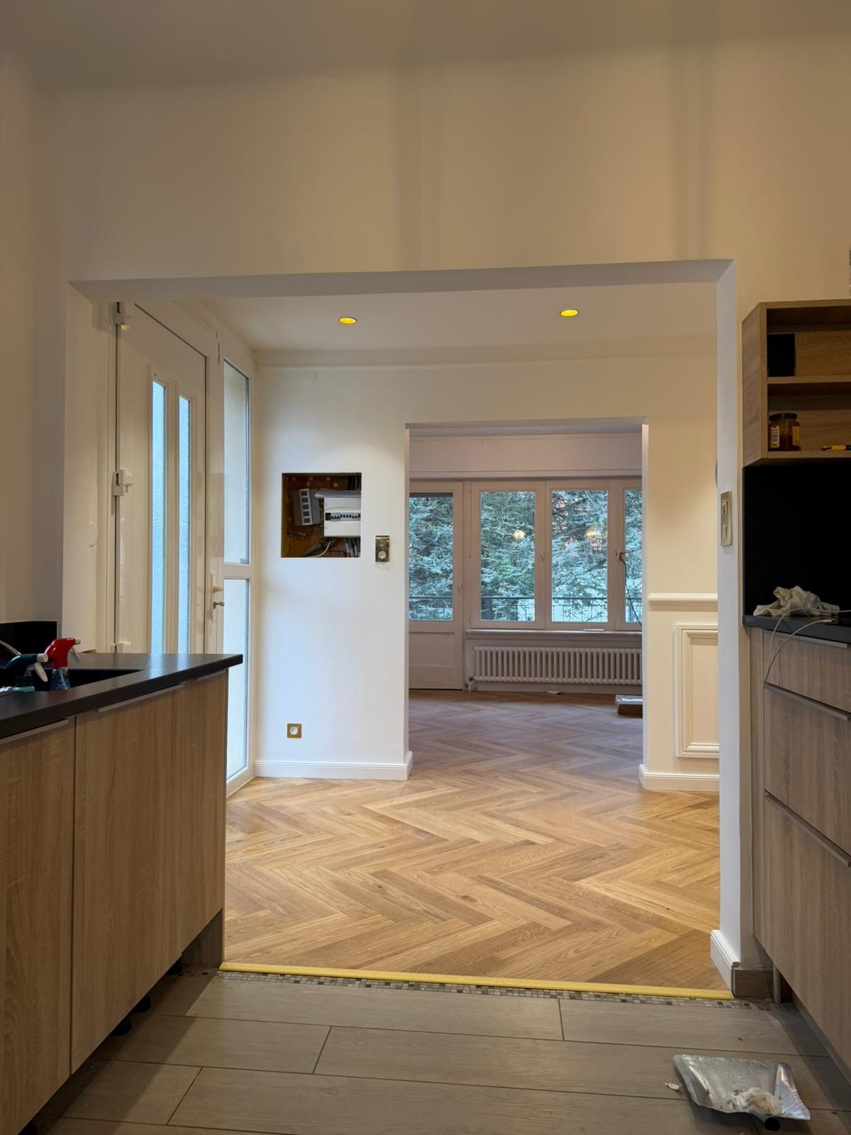 Parquet à chevrons vu depuis une cuisine